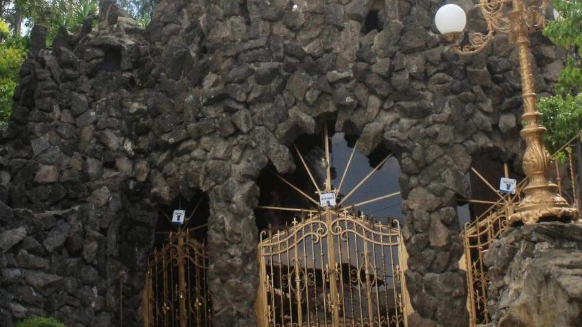 Gruta de Lourdes Inaugurada en 1950 por el delegado apostólico de la Santa Sede